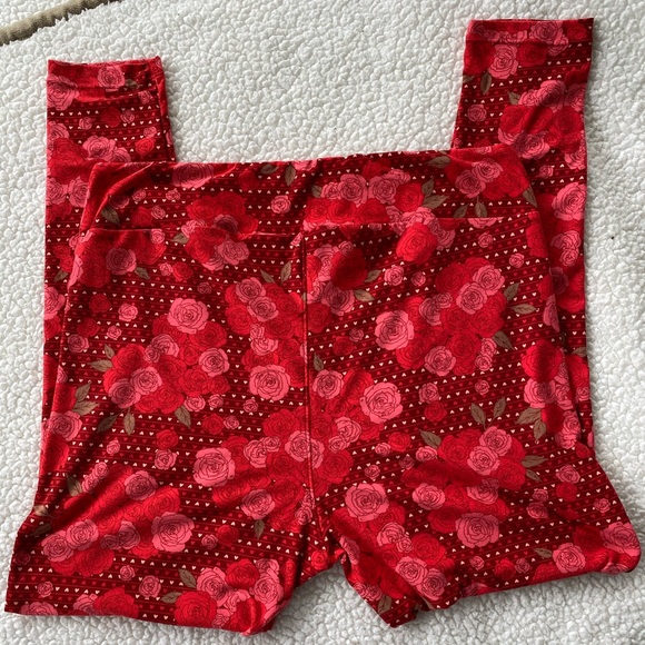LULAROE Women’s Red Rose and Heart Pattern Leggings EUC SIZE TC2 18+ - Picture 5 of 5